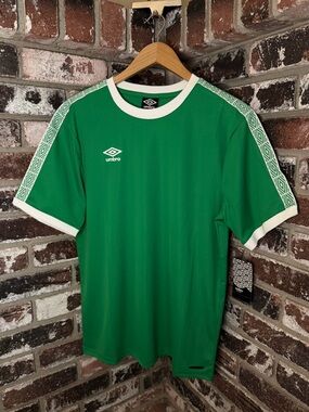 NEW Umbro Diamond Sports Training Green Short Sleeve with With Trimming Size M